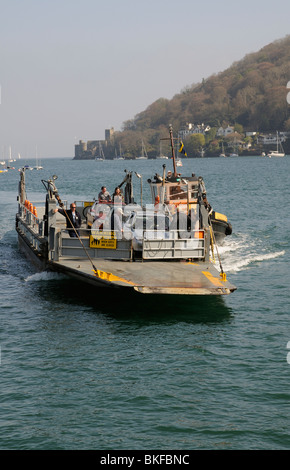 Transport de passagers et de voitures Roro le traversier qui fait plus faible entre Kingswear traversant la rivière Dart à Dartmouth Devon UK Banque D'Images