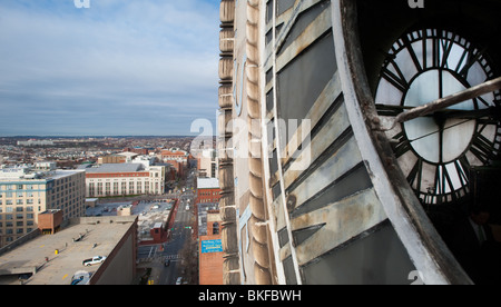 Réparation de l'horloge sur Bromo Seltzer tour des arts de Baltimore MD Banque D'Images