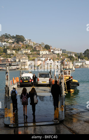 Les passagers d'un pied voiture roro & transport de voyageurs à Dartmouth le traversier qui fait plus faible entre Kingswear crossing Banque D'Images