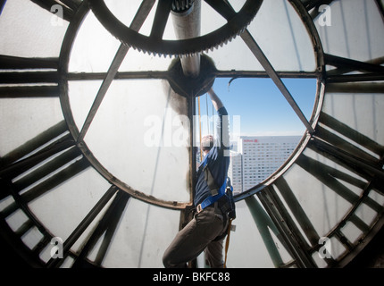 Réparation de l'horloge sur Bromo Seltzer tour des arts de Baltimore MD Banque D'Images