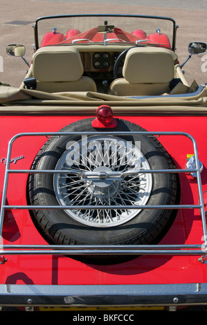 L'arrière d'une voiture rouge Morgan 4 Banque D'Images