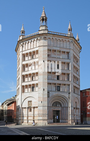Vue extérieure du baptistère octogonal à côté de la cathédrale dell'Assunta Cathédrale Parme Émilie-romagne en Italie Banque D'Images