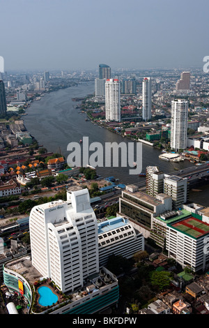 Vue depuis le haut de l'hôtel Lebua donnant sur la ville de Bangkok et le fleuve Chao Phraya en Thaïlande Banque D'Images