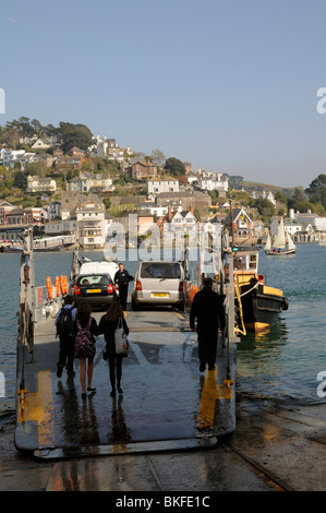 Les passagers d'un pied voiture roro & transport de voyageurs à Dartmouth le traversier qui fait plus faible entre Kingswear crossing Banque D'Images