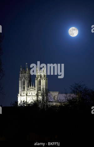 Beverley Minster et la pleine lune, East Yorkshire, UK Banque D'Images