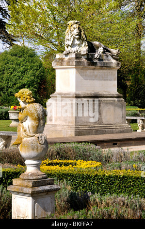 Jardins clos à Sunbury on Thames Banque D'Images