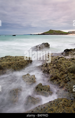 Les rivages rocailleux de Porthmeor Beach à la tête vers St Ives, Cornwall, Angleterre. L'automne (octobre) 2009 Banque D'Images