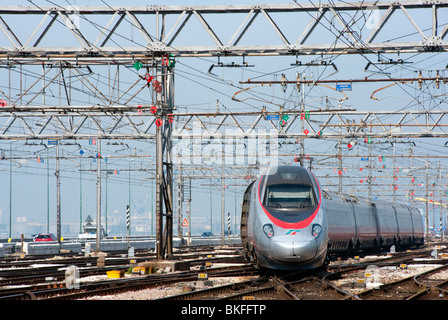 Italien à grande vitesse Frecciarossa train à la gare de Venise en Italie Banque D'Images