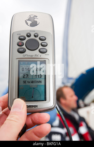 Un marin à l'aide d'un GPS pour déterminer leur position exacte en mer. Banque D'Images