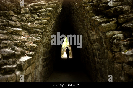 Promenades touristiques en vertu d'une voie couverte dans les ruines mayas de Becan en État de Campeche au Mexique, péninsule du Yucatan, Mexique Banque D'Images