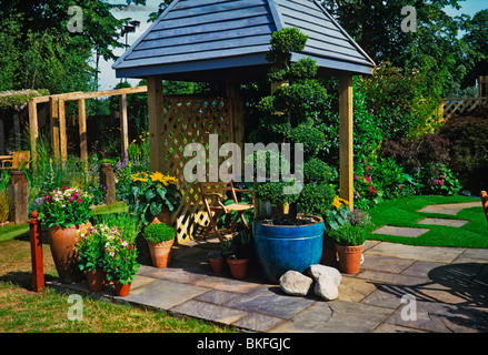 Un jardin en terrasses avec espace couvert et contenants plantés Banque D'Images