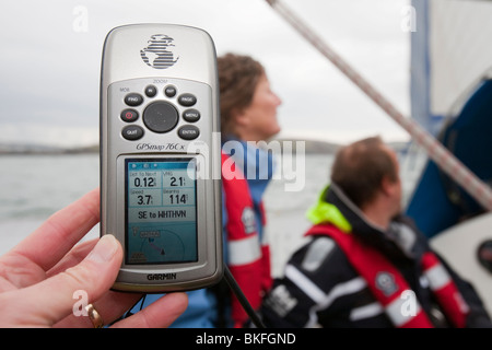 Un marin à l'aide d'un GPS pour déterminer leur position exacte en mer. Banque D'Images