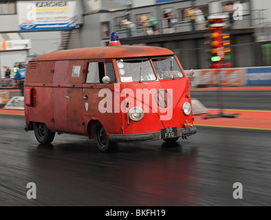 Excès de Rusty Rat chercher le camping-car Volkswagen à Santa Pod Raceway. Banque D'Images