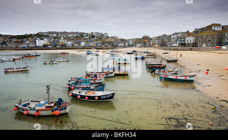 Les bateaux de pêche amarrés près de la plage, dans le port de St Ives, Cornwall, Angleterre. L'automne (octobre) 2009 Banque D'Images