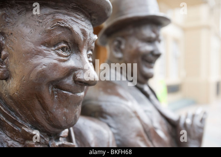 La Statue de Laurel et Hardy à l'extérieur de la Salle du Couronnement Ulverston. Sculpté par Graham Ibbeson Banque D'Images