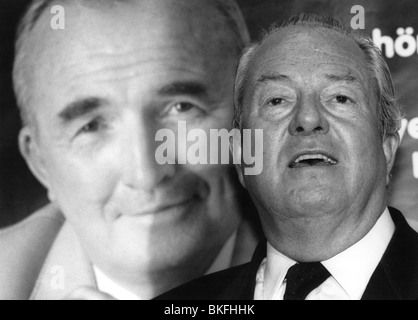 Le Pen, Jean-Marie, * 20.6.1928, politicien français (Front National), chef de parti, portrait, devant une affiche du politicien allemand de droite Franz Schoenhuber (REP), 1989, Banque D'Images