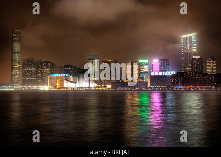 Les immeubles de grande hauteur à Hong Kong Tsim Sha Tsui (Kowloon) comme vu sur le port de Hong Kong Island Banque D'Images