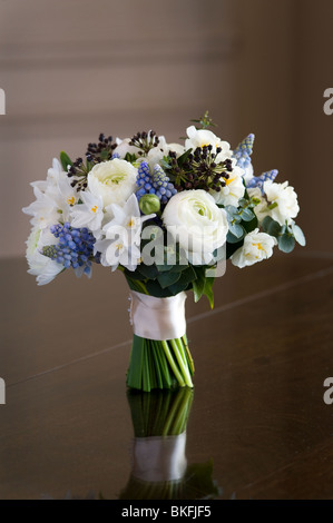 Bouquet de fleurs de printemps ou posey y compris ranunculus, jonquille, muscari, Hedera Banque D'Images