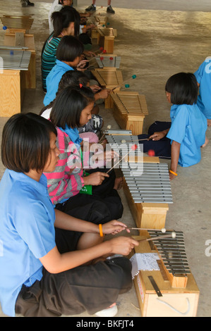 Thai girls playing xylophones à une pratique de la musique Banque D'Images