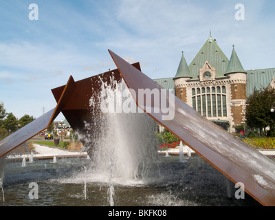 Une fontaine d'eau et à l'extérieur de la gare de Via Rail à la ville de Québec, Canada Banque D'Images