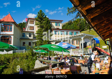 Terrasse de restaurant à Schatzalp Davos ci-dessus, les Grisons, Suisse ; derrière est berghotel schatzalp Banque D'Images