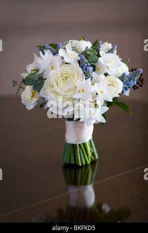 Bouquet de fleurs de printemps ou posey y compris ranunculus, jonquille, muscari, Hedera Banque D'Images