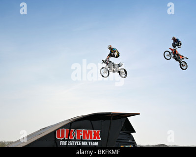 Freestyle moto à l'air. Banque D'Images