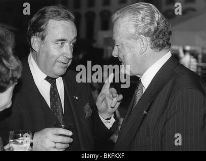 Streibl, Max, 6.1.1932 - 11.12.1998, politicien allemand (CSU), Premier ministre de la Bavière 19.10.1988 - 27.5.1993, avec le directeur de la Société de radiodiffusion bavaroise Albert Scharf, 1991, Banque D'Images