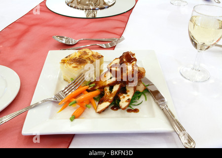 Plat de poulet, poulet, carottes, pommes de terre en couches table de petit-déjeuner de mariage, mariage Rufford Rufford Mill Banque D'Images