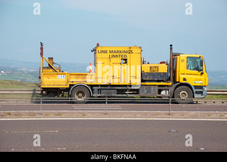 Marquages ligne camion sur le M62 Banque D'Images