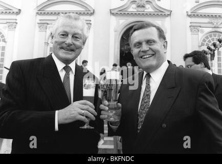 Streibl, Max, 6.1.1932 - 11.12.1998, politicien allemand (CSU), Premier ministre de la Bavière 19.10.1988 - 27.5.1993, avec Erwin Teufel, Sommer Reçu du Parlement bavarois, Palais Schleissheim, 1992, , Banque D'Images