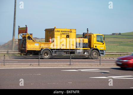 Marquages ligne camion sur le M62 Banque D'Images