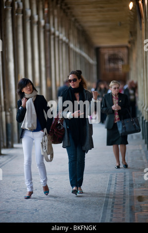 Amies françaises, marcher, en Colonnade, profiter du parc urbain, 'jardin du Palais Royale', jardins, Paris, France, rue animée, scène parisienne animée rue Paris dans la journée Banque D'Images