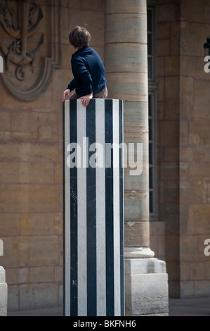 Jardins du Palais Royale, jardins, enfants jouant dans le parc, installation de sculptures modernes 'colonnes de Buren', Paris, France, enfant assis par derrière, art XXe siècle Banque D'Images