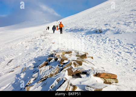 Les randonneurs de descendre le sentier de neige à partir du maïs et du Pen Y Fan de montagnes, le Parc National des Brecon Beacons, Powys, Wales, UK. Banque D'Images