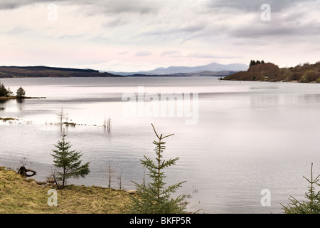 Vue sur le loch Shin du barrage de Lairg power station prises au crépuscule Banque D'Images