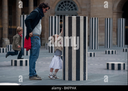 Palais Roy-ale Gardens, Jardins, enfants jouant dans le parc, installation de sculptures modernes des colonnes de Buren, Paris, France, familles dans le parc Banque D'Images