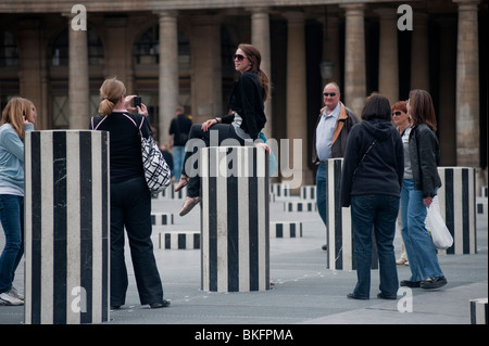 Palais Royale Gardens, jardins, adolescents jouant dans le parc, 'colonnes de Buren' Installation sculpture moderne, Paris, France Banque D'Images