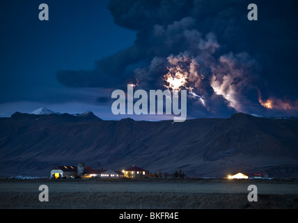 La foudre dans les nuages de cendre volcanique éruption, Eyjafjallajokull en Dalsel avec Farm, Iceland Banque D'Images