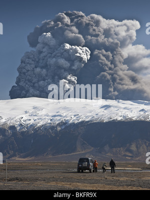 Personnes regardant nuage de cendres volcaniques d'Islande, éruption Eyjafjalljokull Banque D'Images