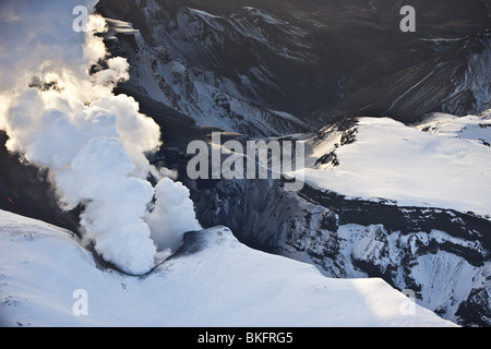 Machine à vapeur et de lave- de l'éruption du volcan en Islande à Fimmvorduhals, une crête entre Eyjafjallajokull glacier glacier Myrdalsjokull et Banque D'Images