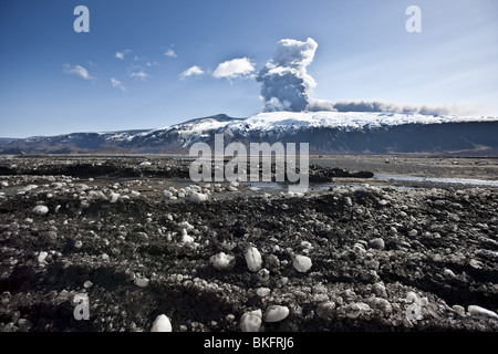 Les cendres et la terre sur la neige de nuage de cendres volcaniques en raison de l'éruption du glacier Eyjafjalljokull, Islande Banque D'Images