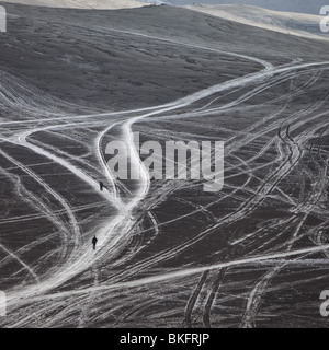 Les scientifiques se déplacer dans la neige et les cendres provenant de l'éruption du volcan en Islande à Fimmvorduhals, une crête entre Eyjafjallajokull glacier, Banque D'Images