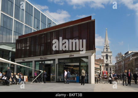 Les gens du marché de Spitalfields font du shopping. Londres E 1 Royaume-Uni. Christ Church, arrière-plan. Je cherche Brushfild Street. HOMER SYKES des années 2010 2010 Banque D'Images