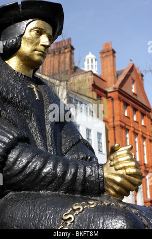 Sir Thomas More statue située à l'extérieur de vieille église Chelsea, Londres. Banque D'Images