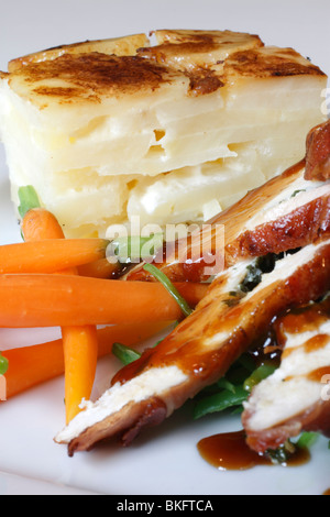 Plat de poulet, poulet, carottes, pommes de terre en couches table de petit-déjeuner de mariage, mariage Rufford Rufford Mill Banque D'Images