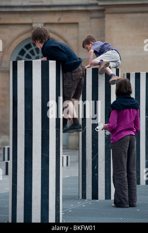 Palais RO-yale Gardens, Jardins, enfants jouant dans le parc, installation de sculptures modernes 'colonnes de Buren', Paris, France Banque D'Images