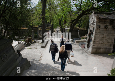 Paris, France, Personnes Promenading au cimetière du Père Lachaise Banque D'Images