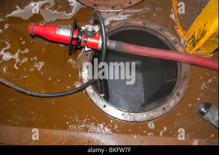 Réservoir de carburant des navires en attente sur le feu Banque D'Images