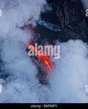 Feu et Glace-éruption du volcan en Islande à Fimmvorduhals, une crête entre Eyjafjallajokull glacier Myrdalsjokull et Glacier. Banque D'Images